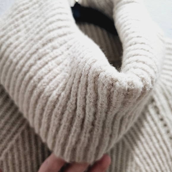 Cozy cowl neck oversized beige sweater - Picture 5 of 8